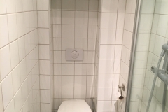 indbygnings toilet med skjulte rør