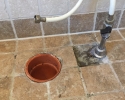 fejl på kloakrør, hvorved kloaklugt breder sig i badeværelset